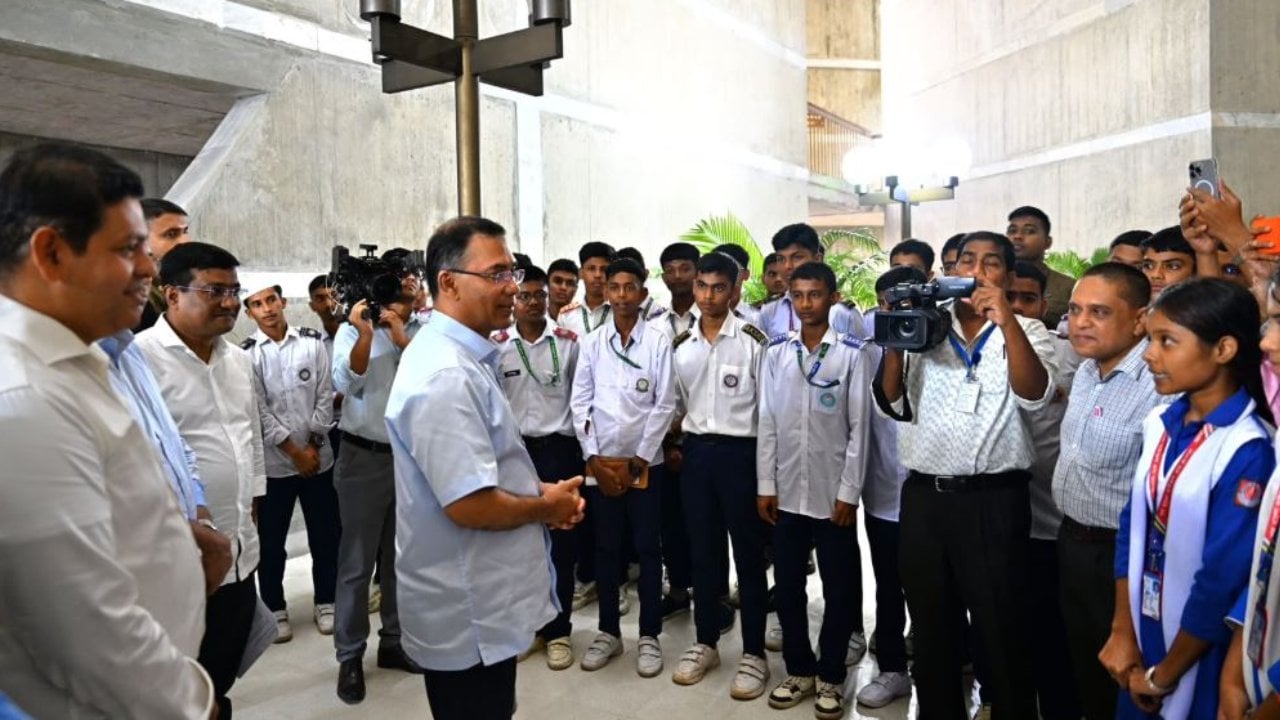 সংসদ অধিবেশন দেখতে আসা শিক্ষার্থীদের সঙ্গে সাক্ষাতে প্রধানমন্ত্রী