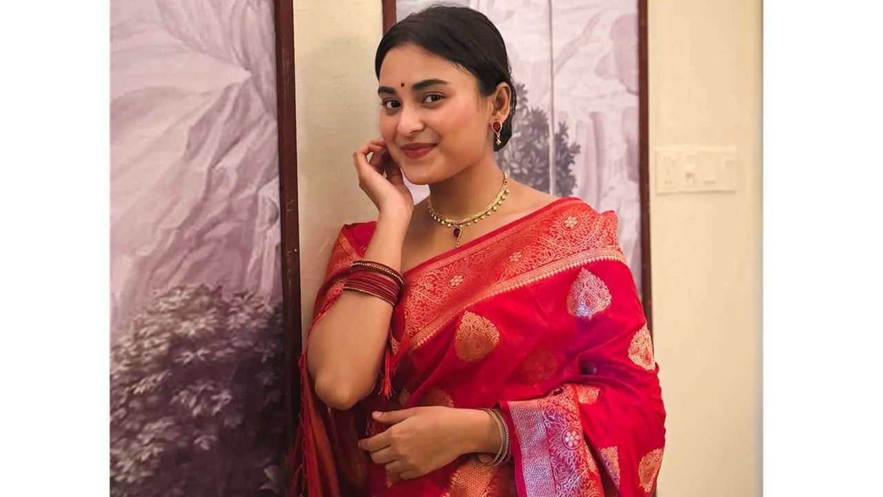 লাল শাড়িতে মুগ্ধতা ছড়ালেন তটিনী
