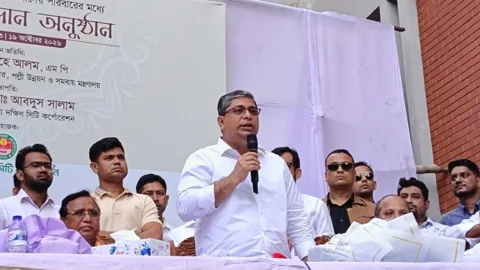 দুর্গাপূজায় প্রধানমন্ত্রীর উপহার পেলেন ৬৮০ পরিচ্ছন্নকর্মী পরিবার
