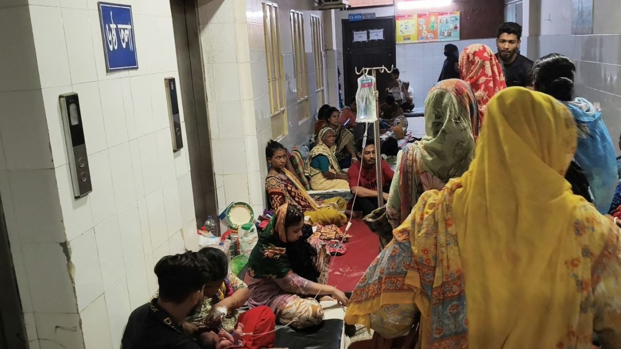 ওয়ার্ডে জায়গা না হওয়ায় সিজারিয়ান অস্ত্রোপচারের পর মা ও শিশুদের হাসপতালের ষষ্ঠ তলার লিফটের পাশে বারান্দায় রাখা হয়েছে। এখানে তীব্র গরমে রোগী ও তাদের স্বজনেরা ভোগান্তি পোহান। ছবি: সিজেডএন টোয়েন্টিফোর