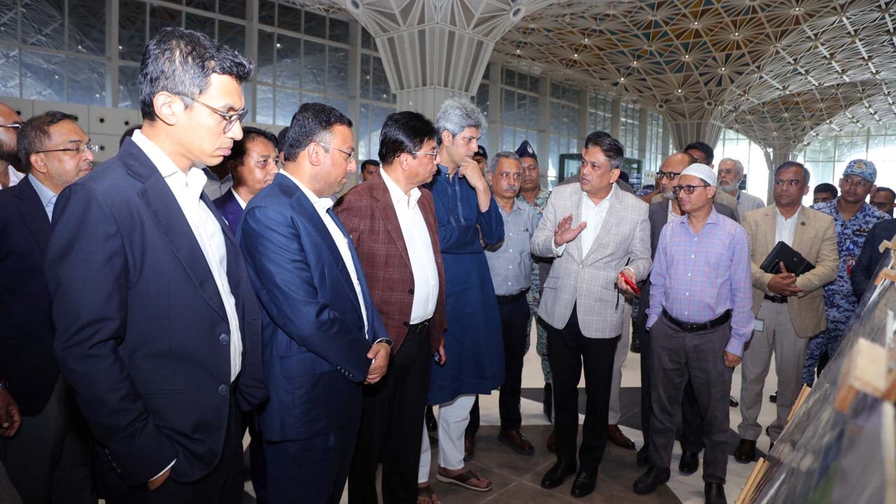 থার্ড টার্মিনাল পরিদর্শনকালে উপস্থিত জাপানি কনসোর্টিয়াম এবং বেসামরিক বিমান চলাচল কর্তৃপক্ষের কর্মকর্তাদের নির্দেশনা দেন বিমানমন্ত্রী এম রশিদুজ্জামান মিল্লাত