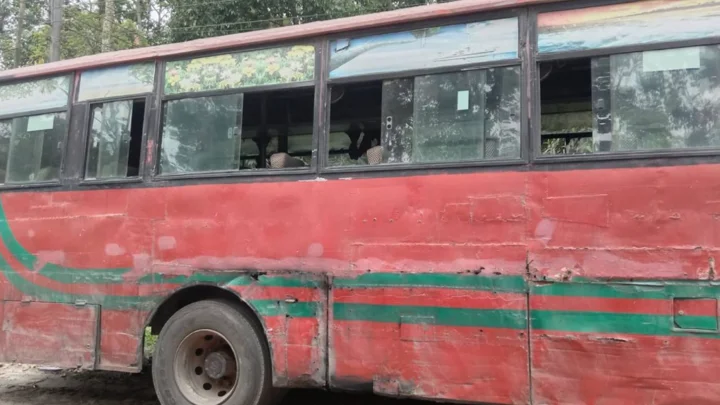 বেরোবিতে ‘লক্কড়-ঝক্কড়’ ভাড়া বাসে বছরে ব্যয় প্রায় ২ কোটি টাকা, ভোগান্তিতে শিক্ষার্থীরা