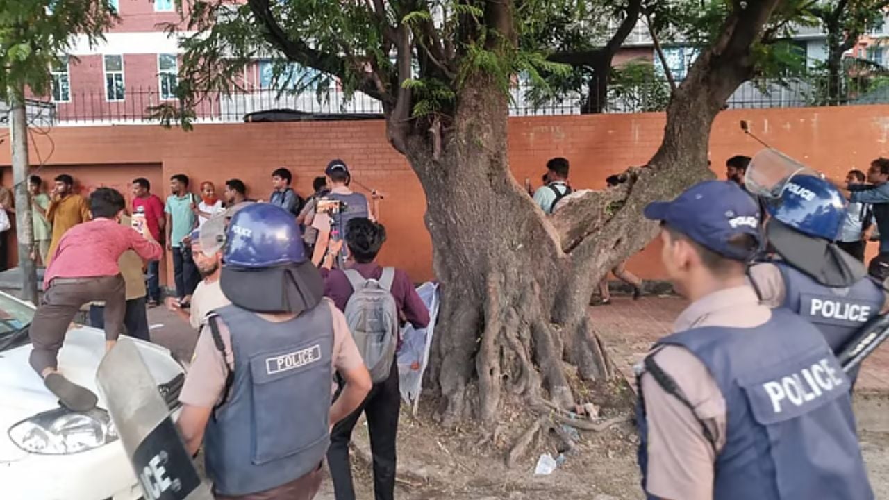 লাঠিপেটা করে সংসদ ভবন এলাকা থেকে শিক্ষার্থীদের সরালো পুলিশ