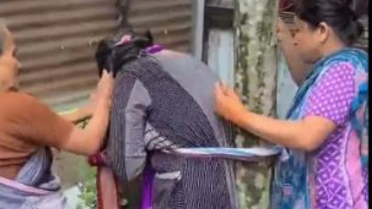 চুরির অভিযোগে তরুণীকে গাছে বেঁধে মারধর