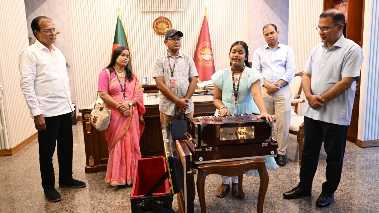 অনুশ্রী রায়ের স্বপ্ন পূরণ, গান শোনালেন প্রধানমন্ত্রীকে