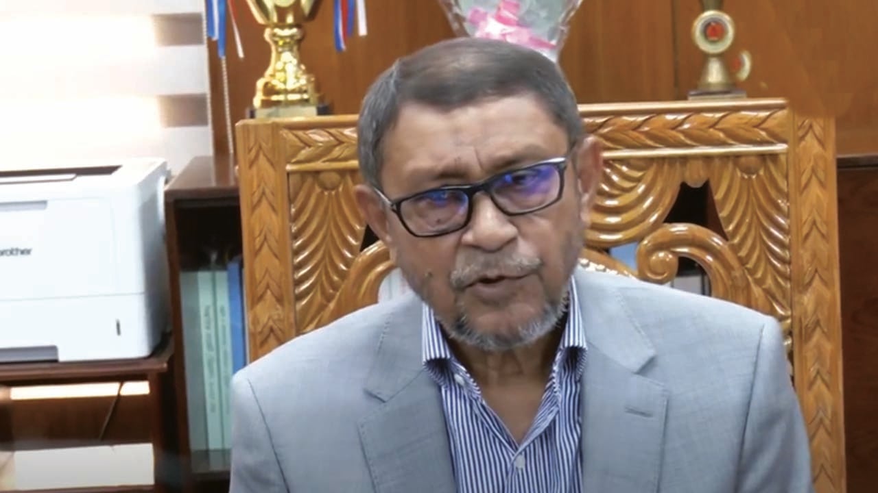 সরকারি চিকিৎসক রোগী দেখছিলেন বেসরকারিতে, ধরে ফেললেন স্বাস্থ্যমন্ত্রী