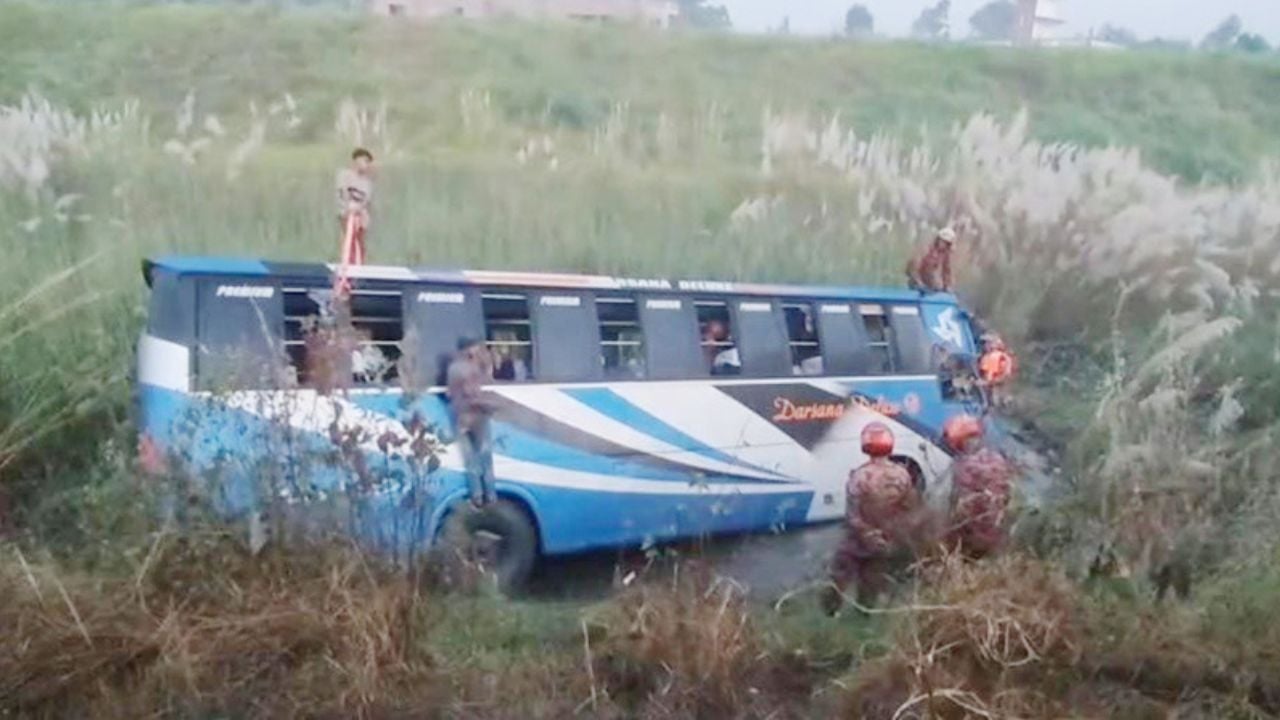 মুন্সীগঞ্জে সড়কের রেলিং ভেঙে খাদে যাত্রীবাহী বাস, নিহত ৩