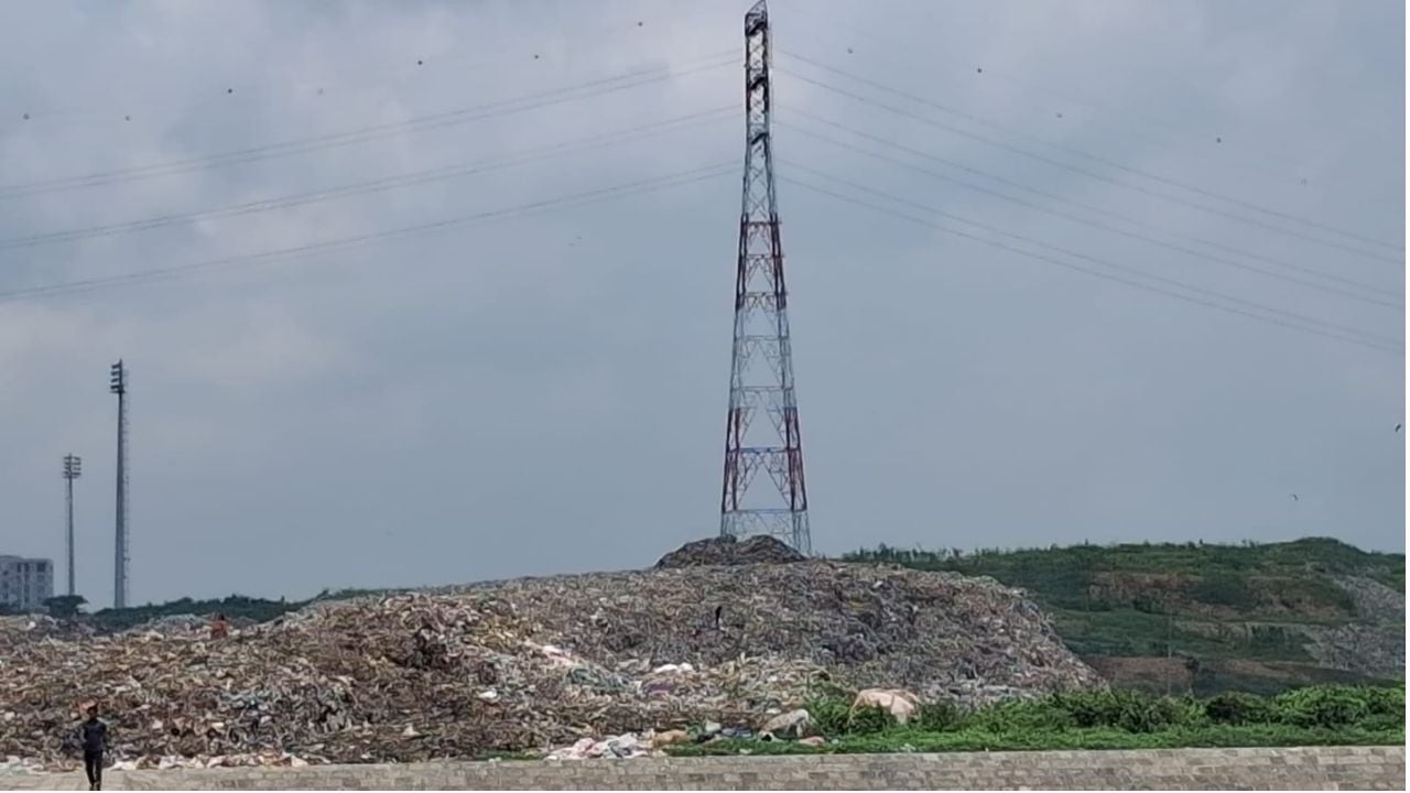 মাতুয়াইল ল্যান্ডফিলে পাহাড় আকৃতির ময়লা-আবর্জনার স্তূপ। ছবি: সিজেডএন টোয়েন্টিফোর