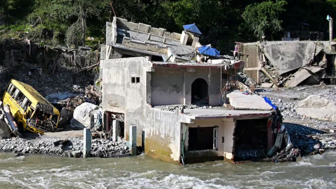 বন্যায় ক্ষতিগ্রস্ত ঘরবাড়ি