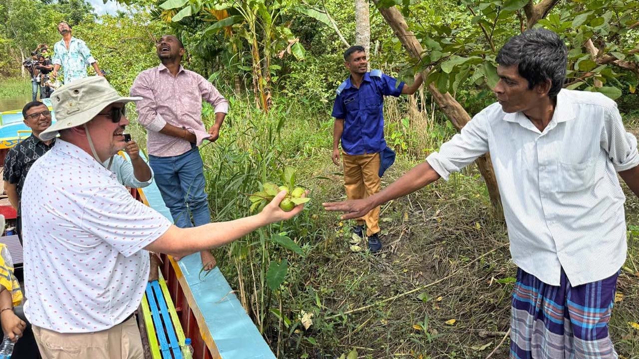 ভীমরুলীর ভাসমান পেয়ারার হাট ঘুরে দেখলেন মার্কিন রাষ্ট্রদূত 2