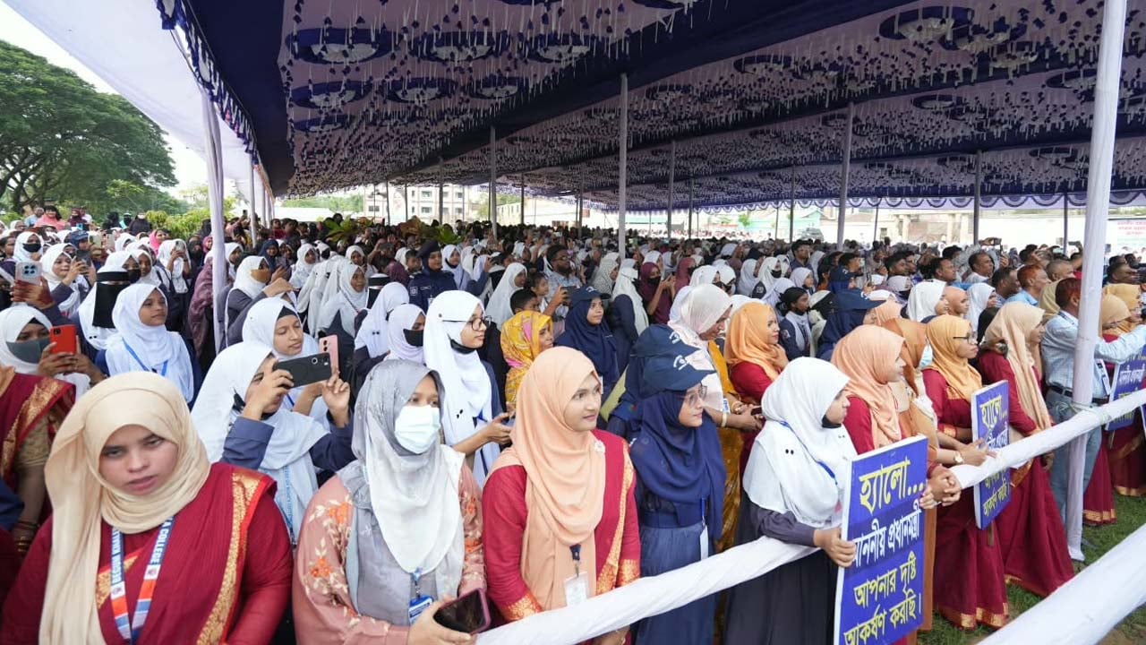 ফেনীর ফুলগাজীতে বেগম খালেদা জিয়া মহিলা কলেজ প্রাঙ্গণে প্রধানমন্ত্রী তারেক রহমানের জনসভায় শিক্ষার্থীরা। ছবি: পিএমও