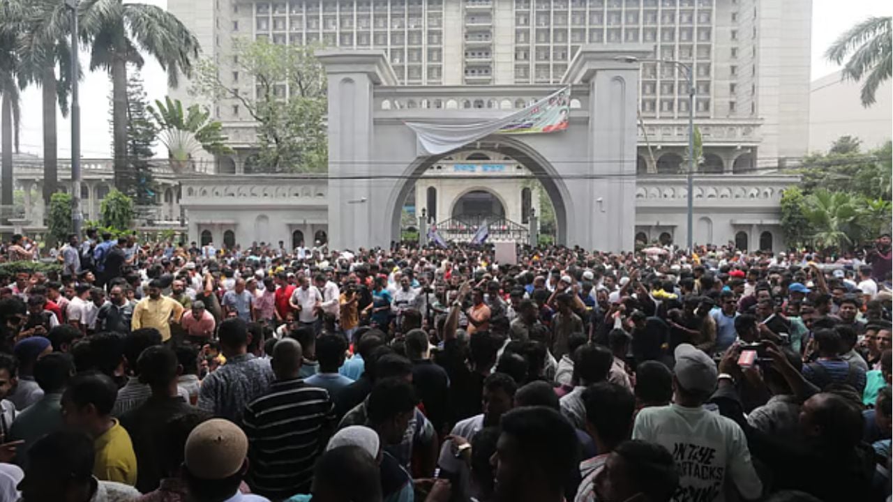 নগর ভবনের সামনে ইশরাক হোসেনের সমর্থকদের বিক্ষোভ