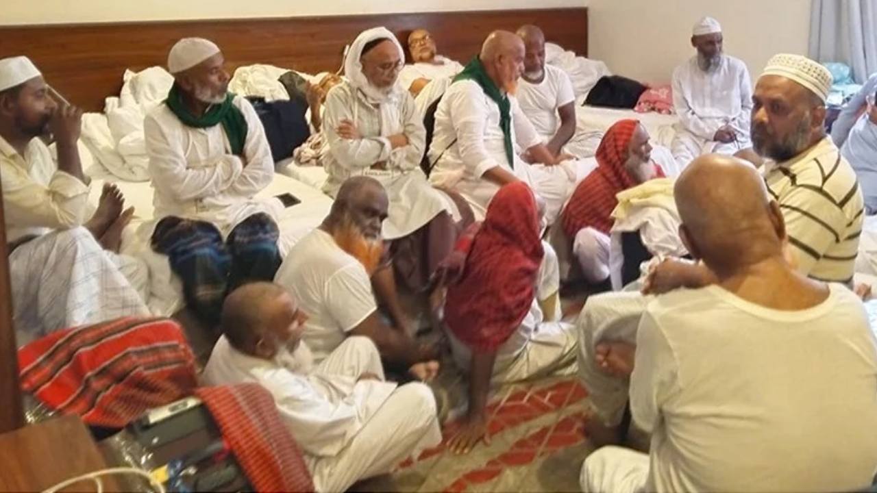 সৌদি বিমানবন্দরে আটকা পড়েছেন ঈশ্বরদীর ৫০ ওমরাহ যাত্রী