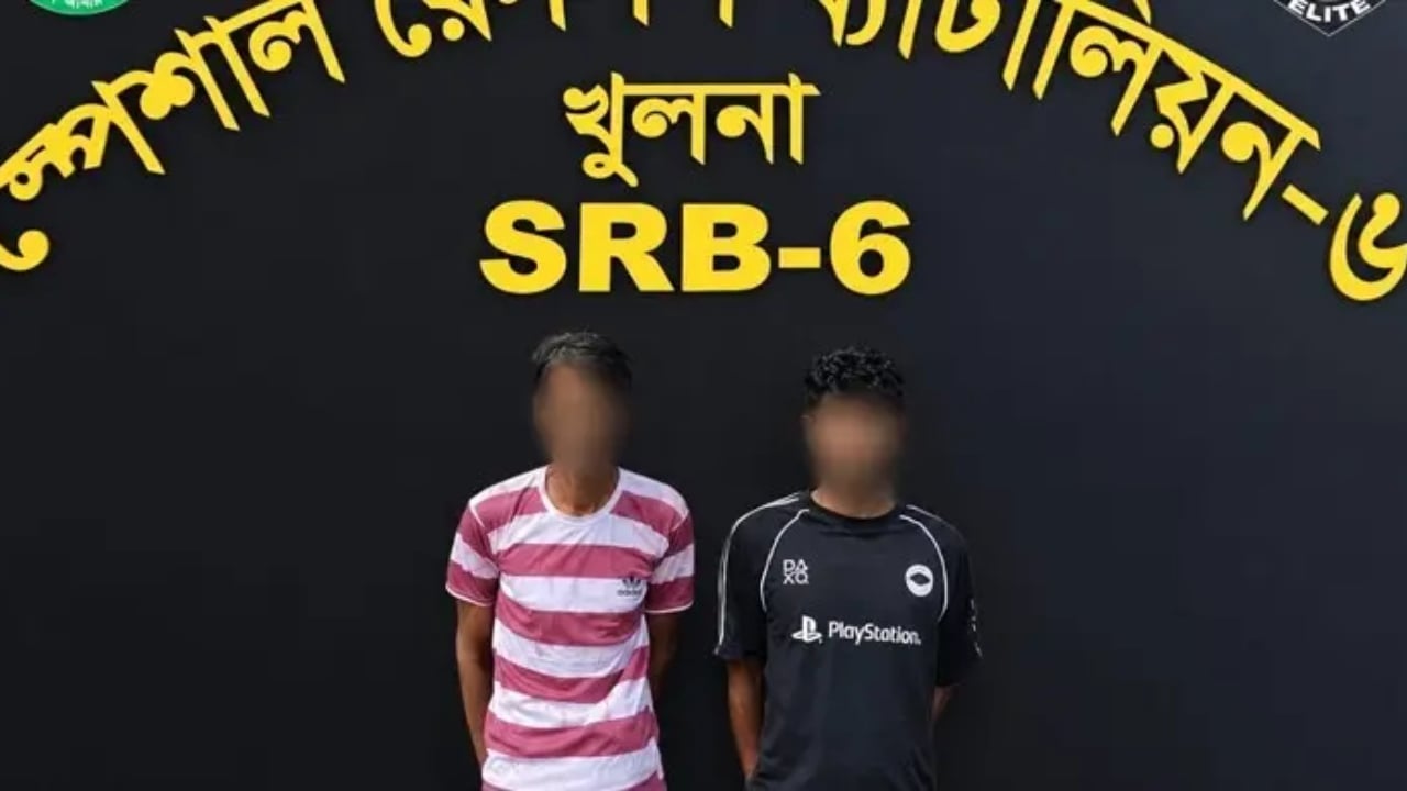 খুলনায় পুলিশের ওপর চাপাতি হামলা, গ্রেপ্তার ২