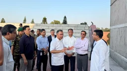 জাতীয় সংসদ ভবন প্রাঙ্গণ পরিদর্শন করলেন প্রধানমন্ত্রী, পরিচ্ছন্নতা ও সংস্কারের নির্দেশ
