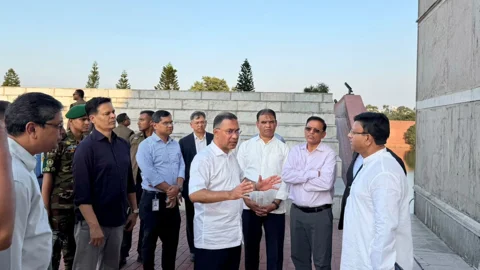 সংসদ প্রাঙ্গণ পরিদর্শনে প্রধানমন্ত্রী, পরিচ্ছন্নতা ও সংস্কারের নির্দেশ