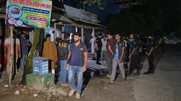 ফাঁকা গুলি ছুড়ে লোকজন সরিয়ে যুবককে ছুরিকাঘাত