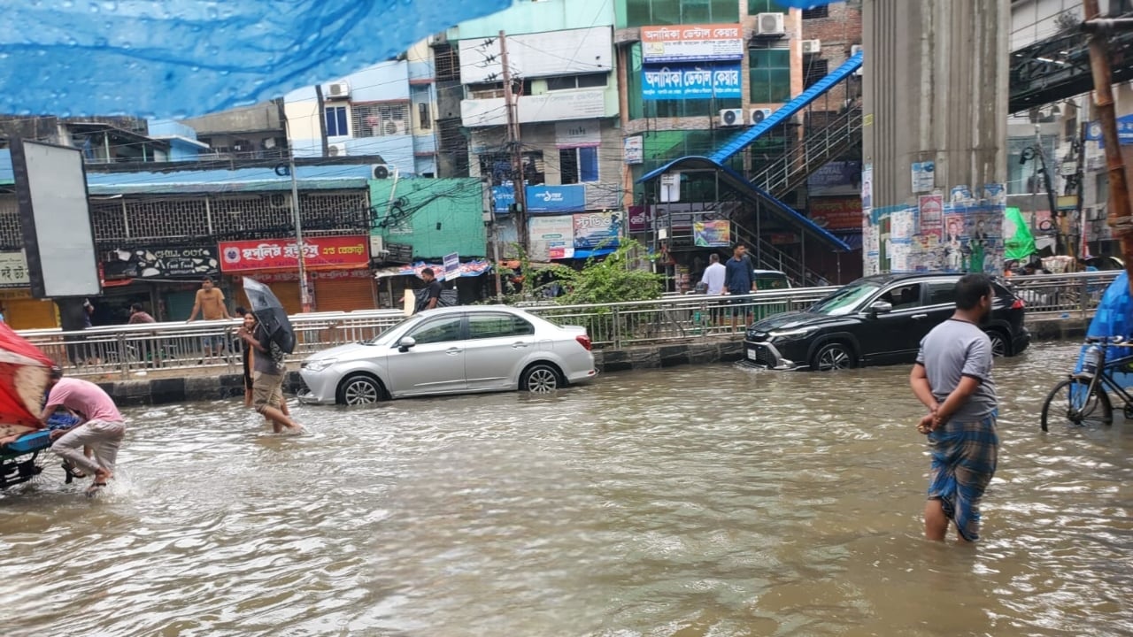 রাজধানীর কাজীপাড়া এলাকায় জলাবদ্ধতা