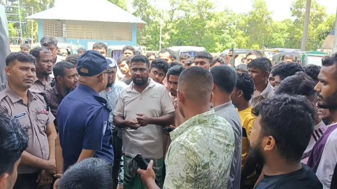 সিএনজি অটোরিকশায় গ্যাসের দাবিতে চালকদের সড়ক অবরোধ