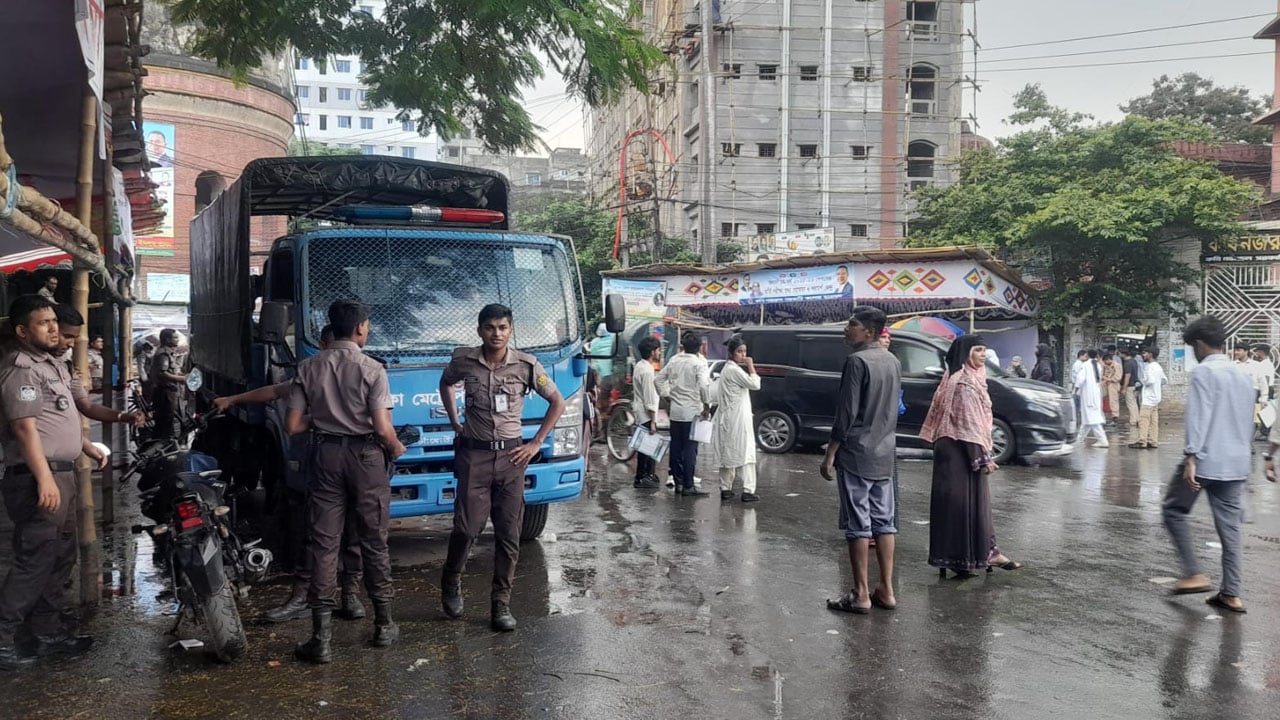 লংমার্চ ঘিরে রাজধানীতে নিরাপত্তা জোরদার, সতর্ক অবস্থানে পুলিশ