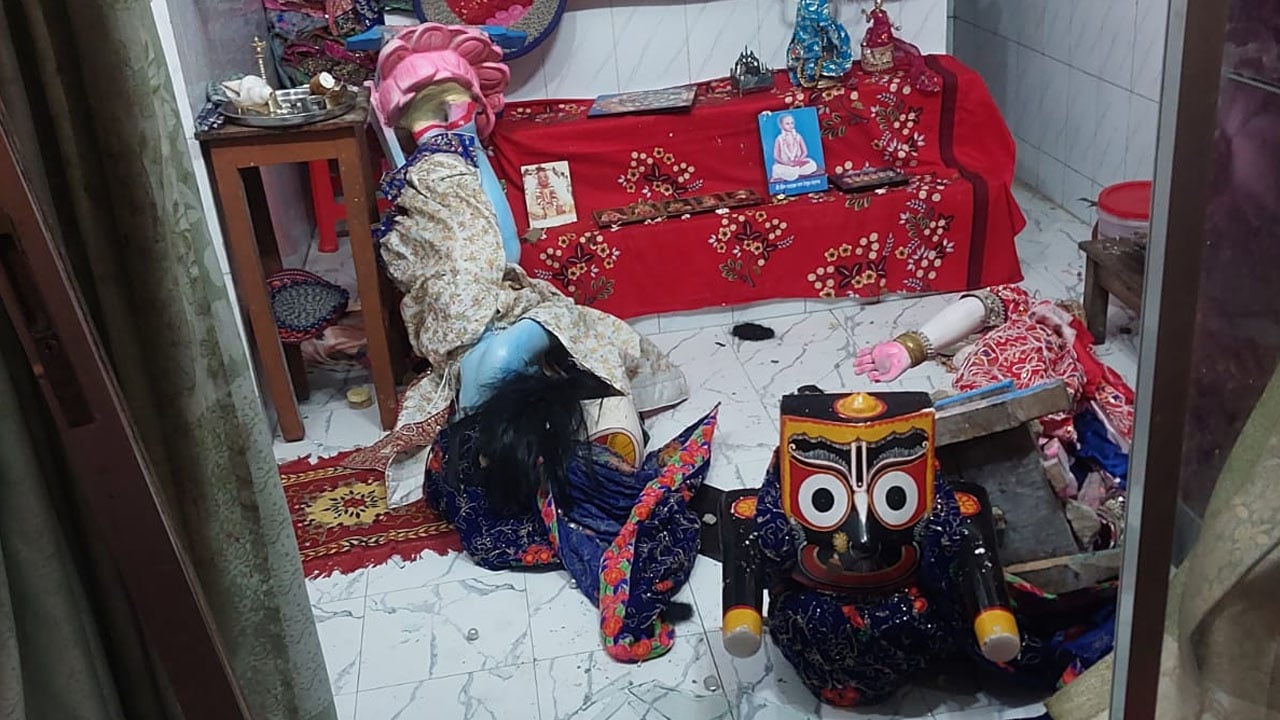 প্রতিমা ভাঙচুরের সময় শিক্ষার্থী আটক
