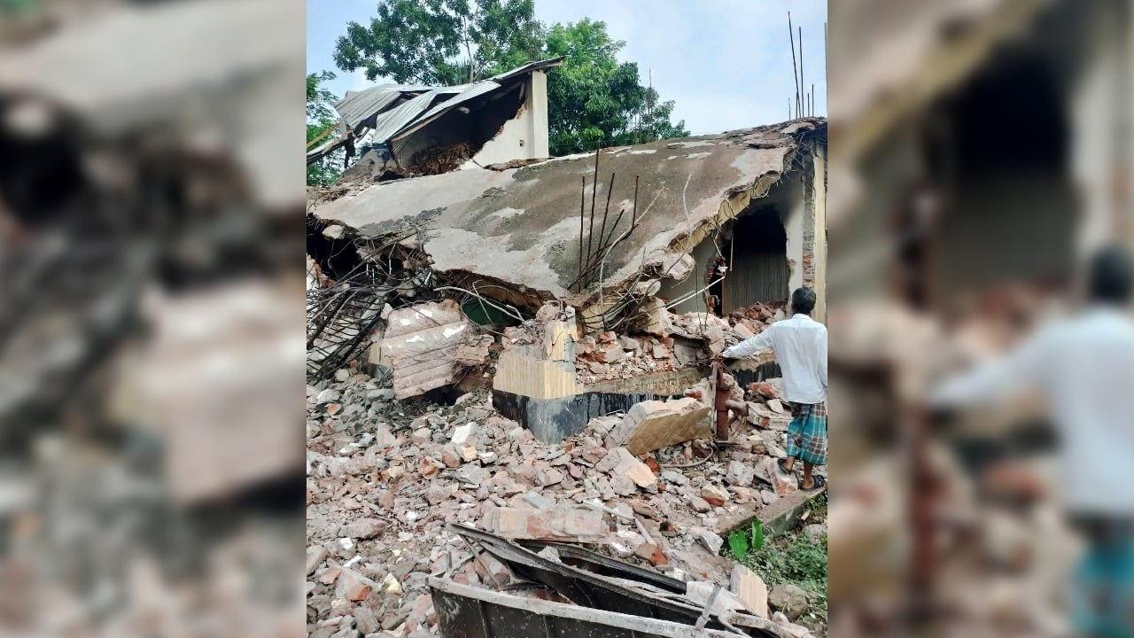 লুটপাটের পর এক্সকাভেটর দিয়ে গুঁড়িয়ে দেওয়া হলো আ.লীগ নেতার বাড়ি