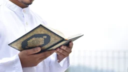 সুরা আলাকে মানুষের জন্য যে শিক্ষা রয়েছে
