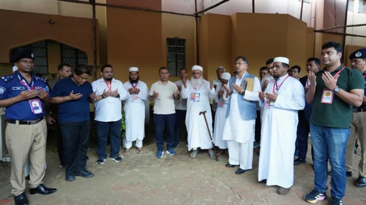 হেফাজতে ইসলামের প্রতিষ্ঠাতা আল্লামা শফীর কবর জিয়ারত প্রধানমন্ত্রীর