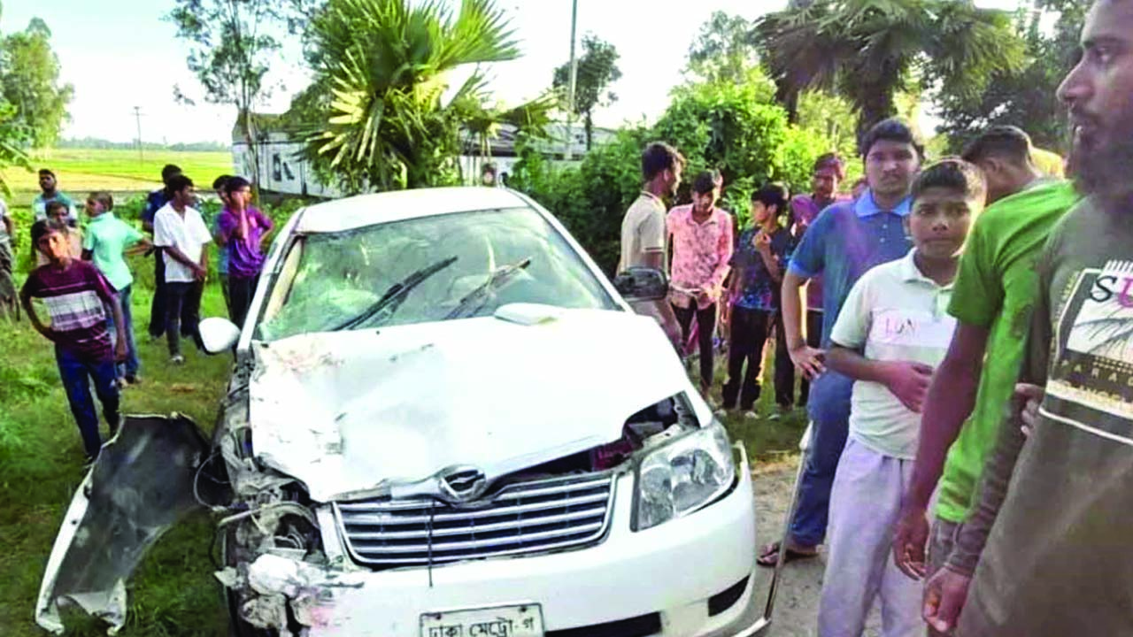দুর্ঘটনা কবলিত প্রাইভেটকার