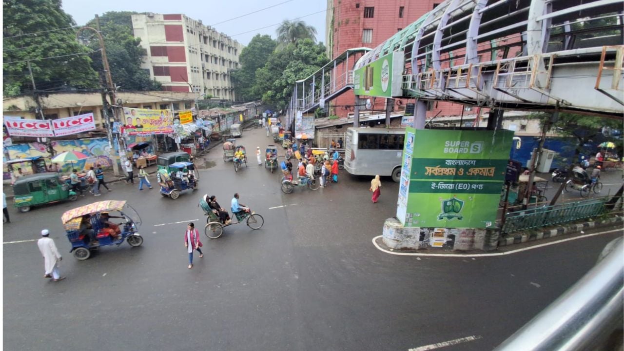 রাজধানীর জনসন রোডে জজ কোর্টের সামনের ওভারব্রিজের নিচ দিয়ে চলাচল করছে মানুষ। ছবি: সিজেডএন টোয়েন্টিফোর