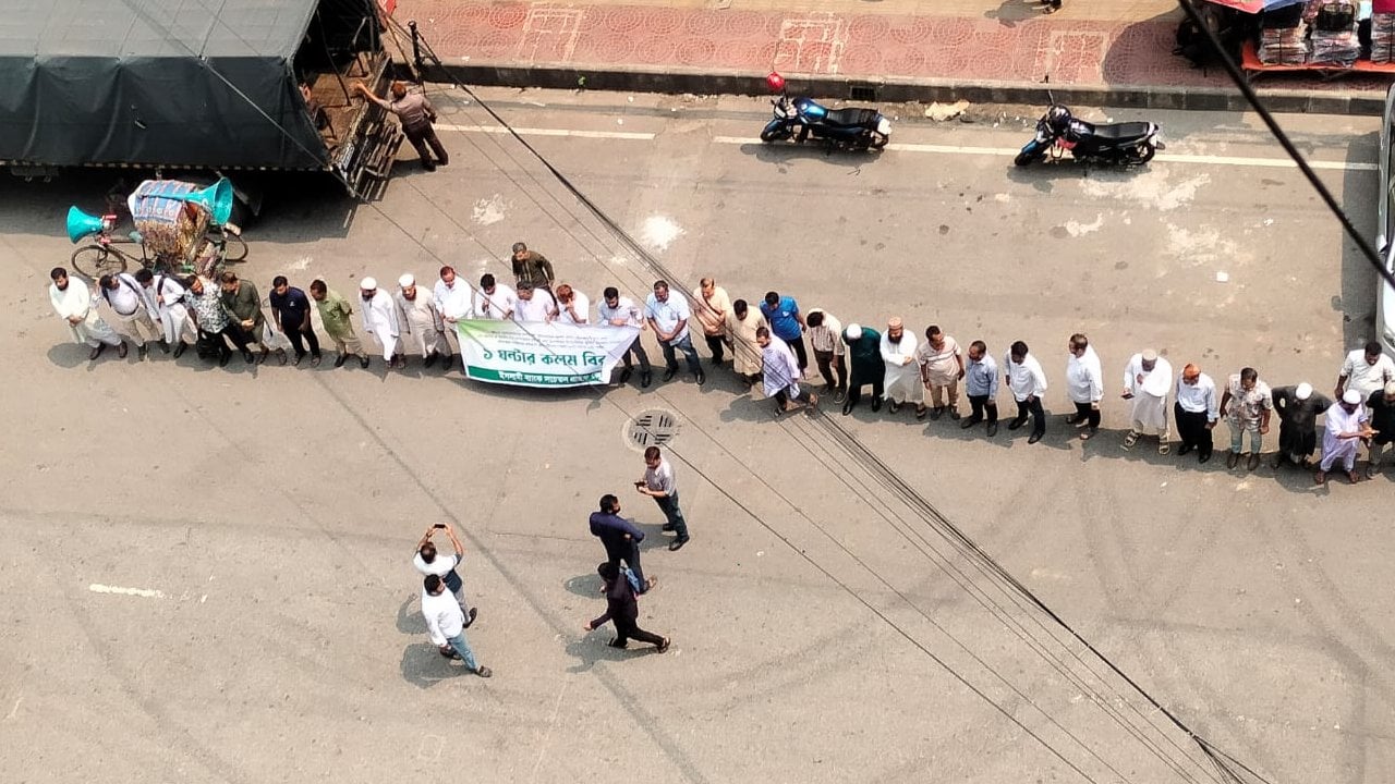 ‘ইসলামী ব্যাংকের কর্মকর্তা-কর্মচারীরা কর্মবিরতি পালন করছে না’ (1)