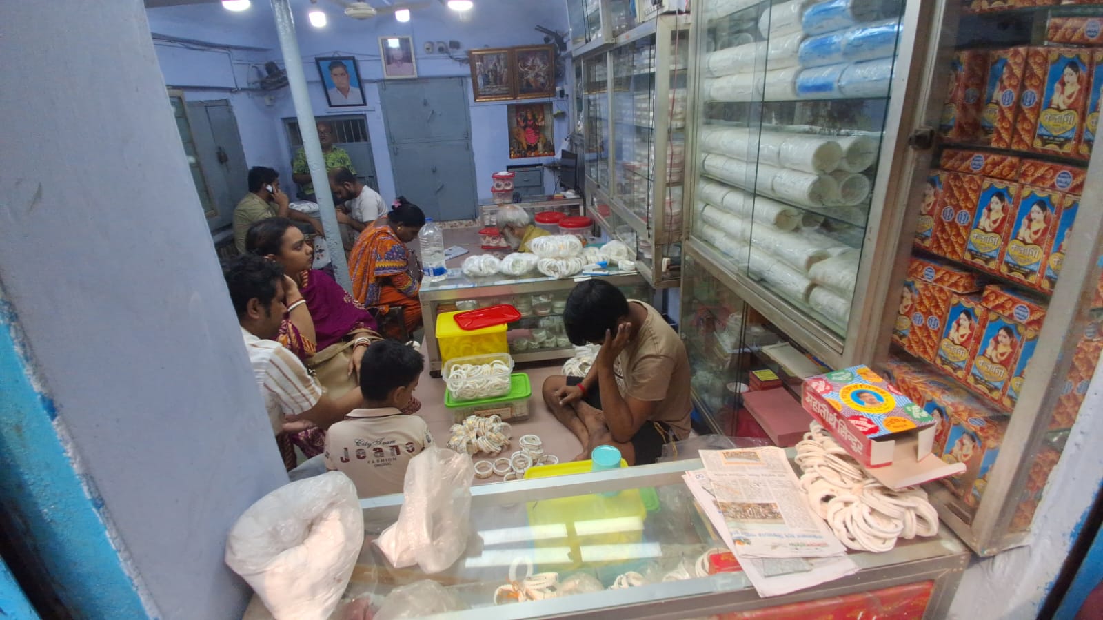 শাঁখা দেখছেন ক্রেতারা