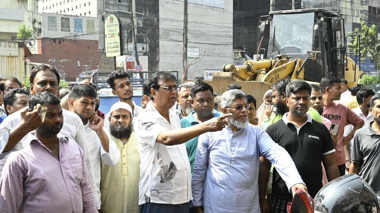 রাজধানীর কাকরাইল এলকায় অবৈধ দোকান অপসারণের কাজ সরেজমিন পরিদর্শন করেন ডিএসসিসি প্রশাসক মো. আবদুস সালাম