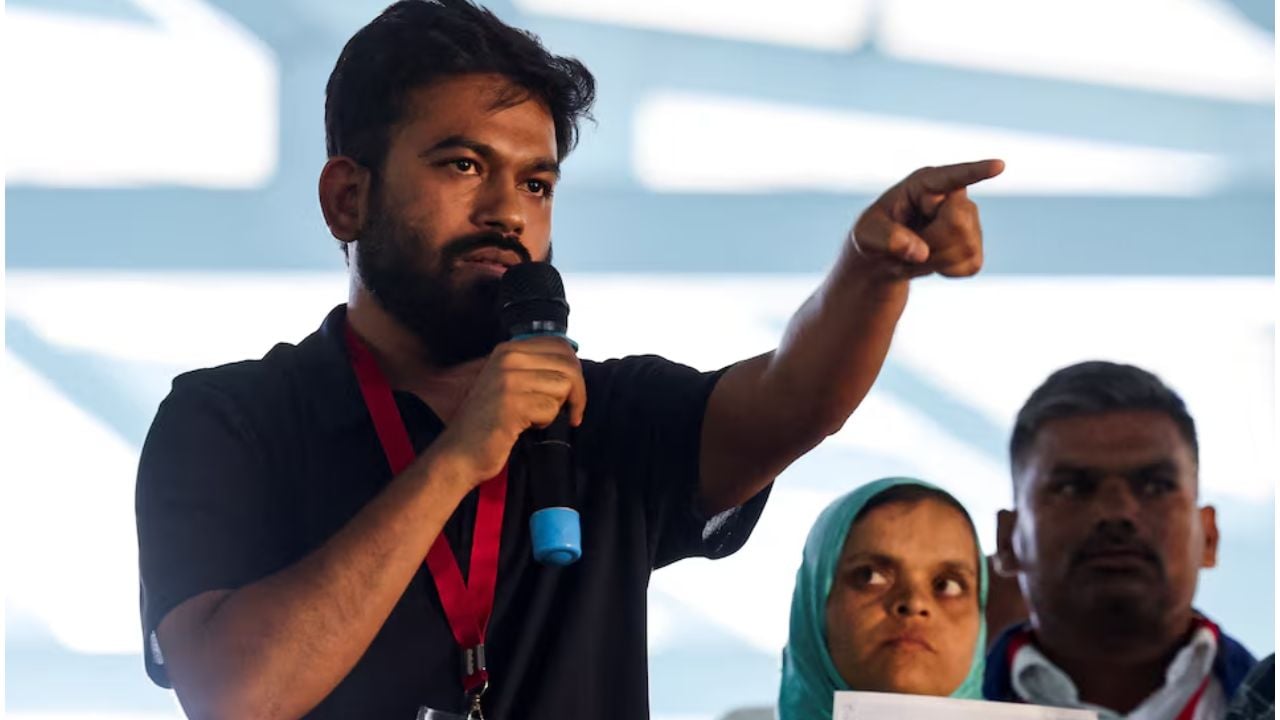 ভারতের প্রধান নির্বাচন কমিশনার জ্ঞানেশ কুমারের পদত্যাগের দাবিতে  ৮ অক্টোবর বেঙ্গালুরুতে আয়োজিত সমাবেশে বক্তব্য দেন ককরোচ জনতা পার্টির নেতা অভিজিৎ দিপকে। শনিবার নয়াদিল্লিতে তাকে আটক করা হয়। ছবি: রয়টার্স