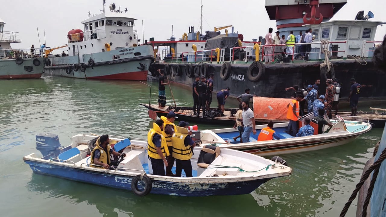  নৌ পুলিশের তৎপরতায় দুর্ঘটনা থেকে রক্ষা পেলো অর্ধশতাধিত যাত্রী