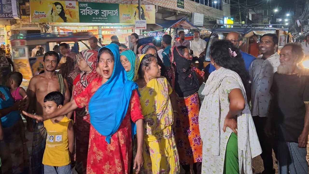 দুই বোনের দোকান ভাঙচুর, ছাত্রদলের বিরুদ্ধে বিক্ষোভ
