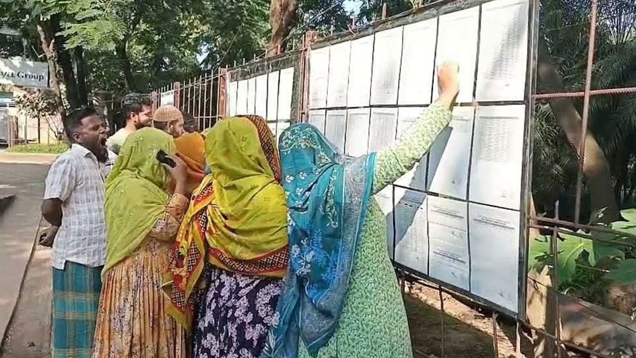 কাজে যোগ দিতে এসে দেখেন ৭৩৯ জনের চাকরি নেই