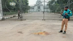 আ.লীগের শীর্ষ ৭ নেতার মৃত্যুদণ্ড, সুপ্রিম কোর্টের সামনে ককটেল বিস্ফোরণ