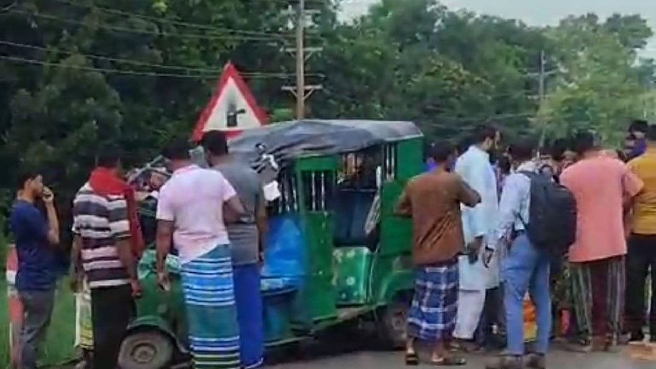 মানিকগঞ্জে ট্রাক-সিএনজি সংঘর্ষে নিহত ১