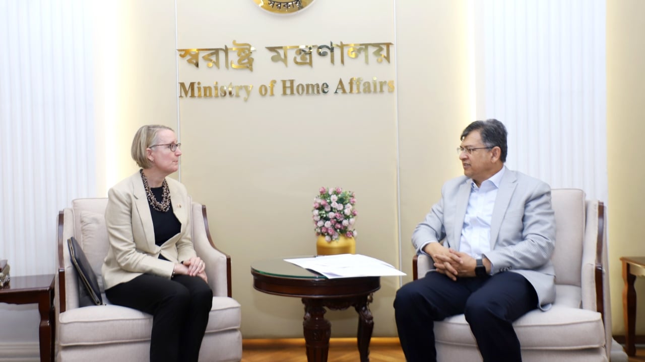 স্বরাষ্ট্রমন্ত্রীর সঙ্গে যুক্তরাজ্যের হাইকমিশনারের সৌজন্য সাক্ষাৎ