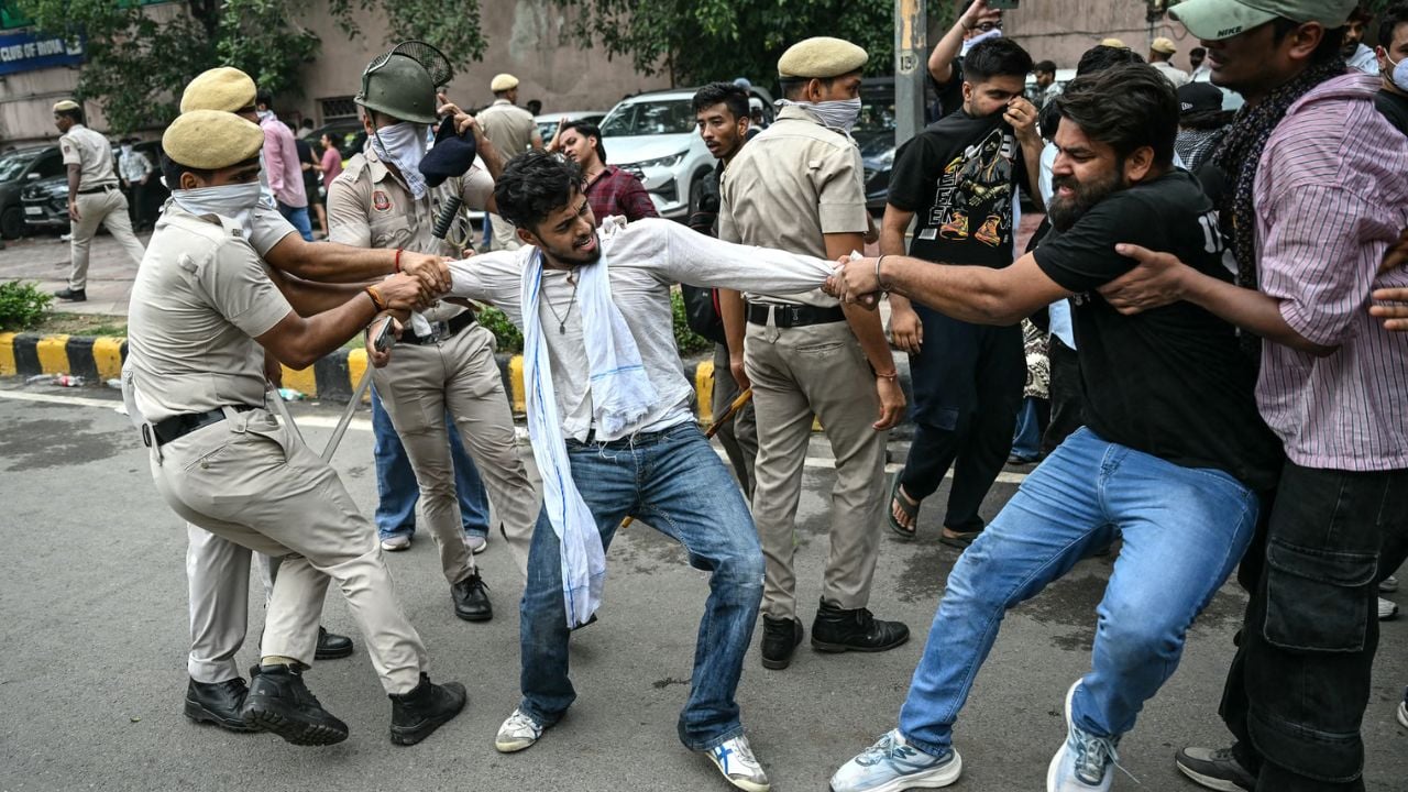 বিক্ষোভকারীদের সঙ্গে পুলিশের সংঘর্ষ