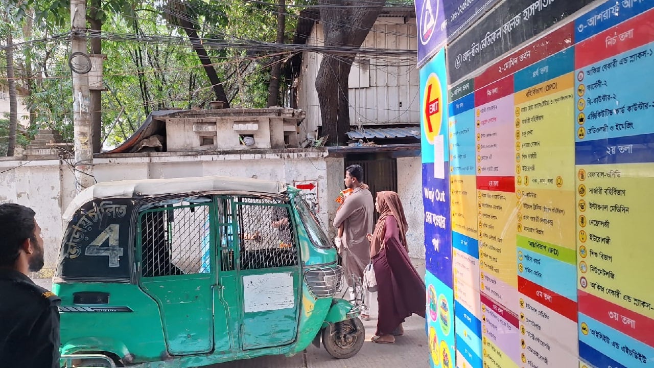অনেক রোগী ও সেবাপ্রত্যাশীরা চিকিৎসা নিতে এসে ফিরেও যাচ্ছেন