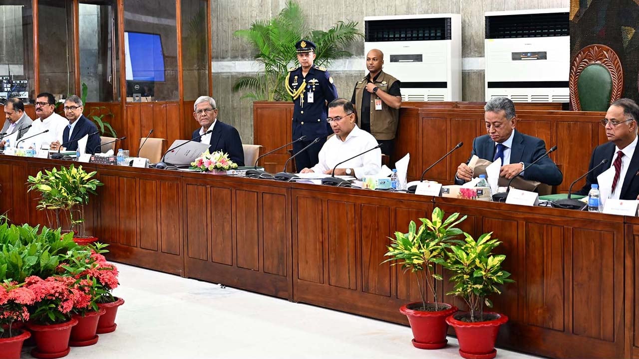 জাতীয় সংসদ ভবনের মন্ত্রিসভা কক্ষে প্রধানমন্ত্রী তারেক রহমানের সভাপতিত্বে মন্ত্রিসভার বৈঠক