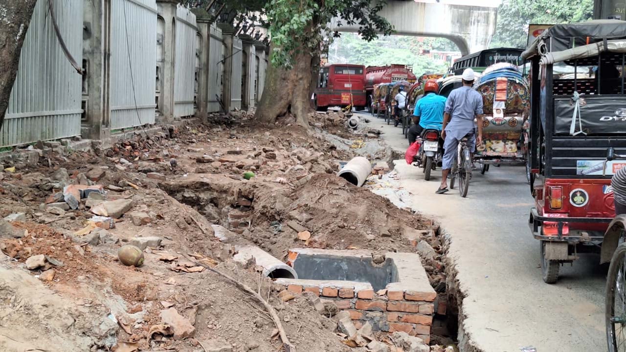দোয়েল চত্বর এলাকায় নির্মাণ কাজ চলার কারণে সৃষ্টি হয় তীব্র যানজট। ছবি: সিজেডএন টোয়েন্টিফোর