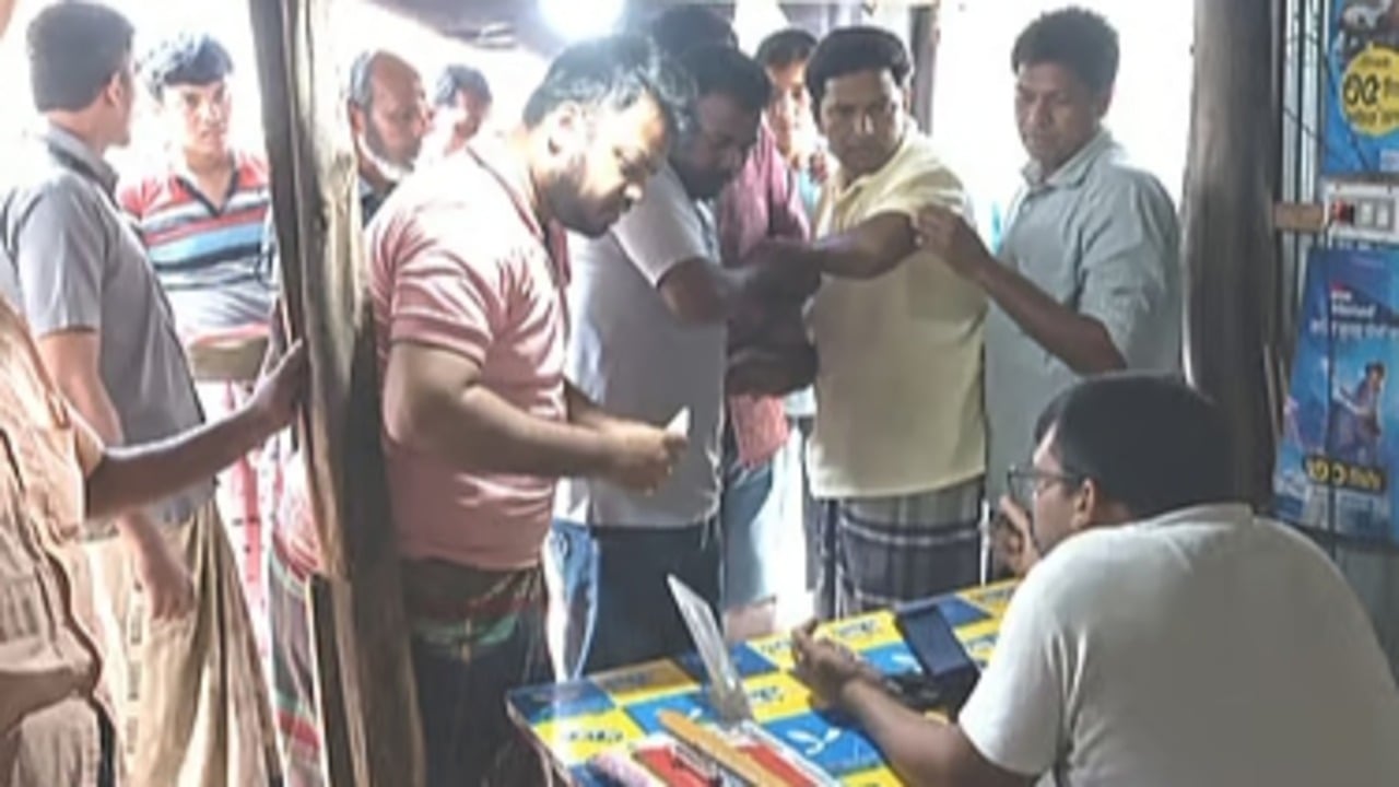 প্রতিবন্ধী ভাতার ১২ সিম নিয়ে টাকা তুলতে গিয়ে আটক ইউপি সদস্য