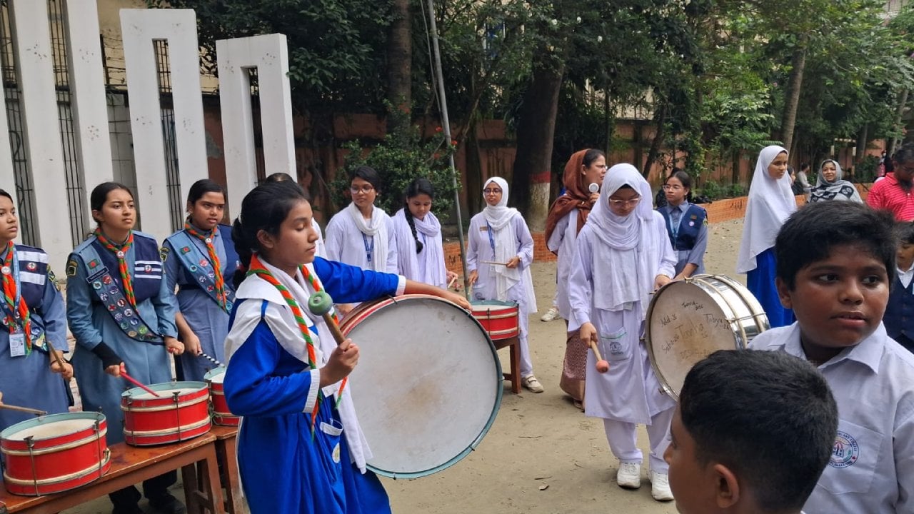 এসএসসি ফল পেয়ে ‘ভাইকিং রো’ স্টাইলে উদযাপন শিক্ষার্থীদের ২ (1)