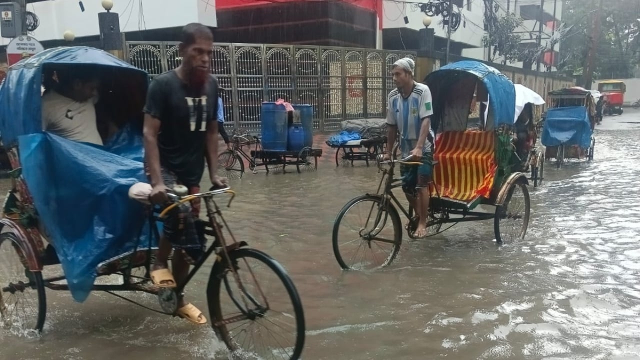 বৃষ্টিতে রিকশা গুনতে হচ্ছে বাড়তি ভাড়া (1)