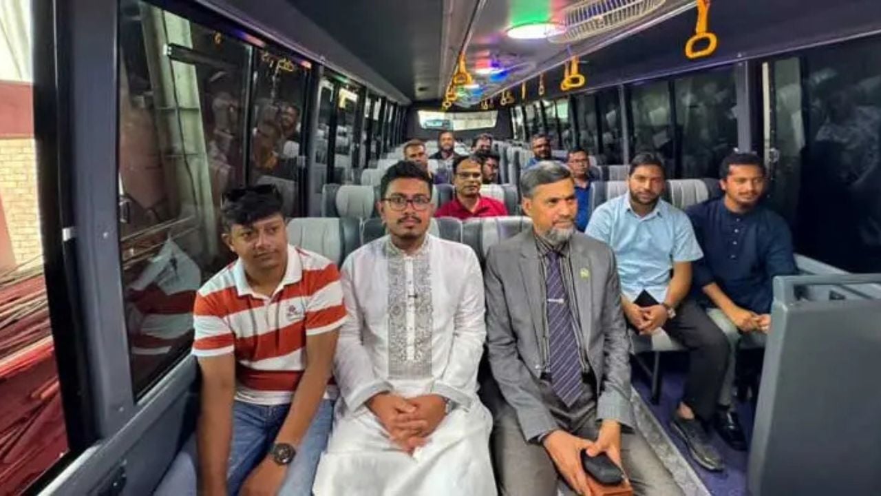 ডাকসুর উদ্যোগে ঢাবির নারী শিক্ষার্থীদের জন্য নতুন বাস