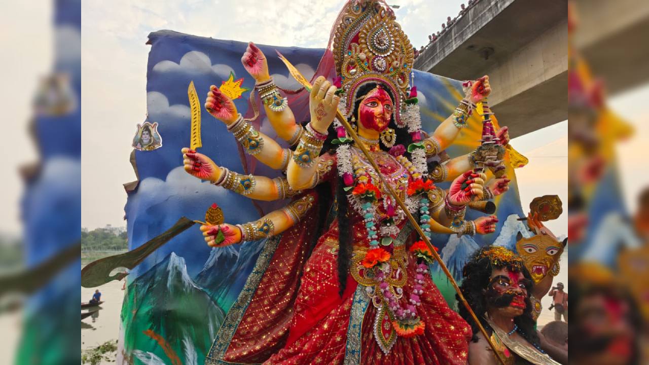প্রতিমা বিসর্জনের মাধ্যমে শেষ হলো শারদীয় দুর্গোৎসব