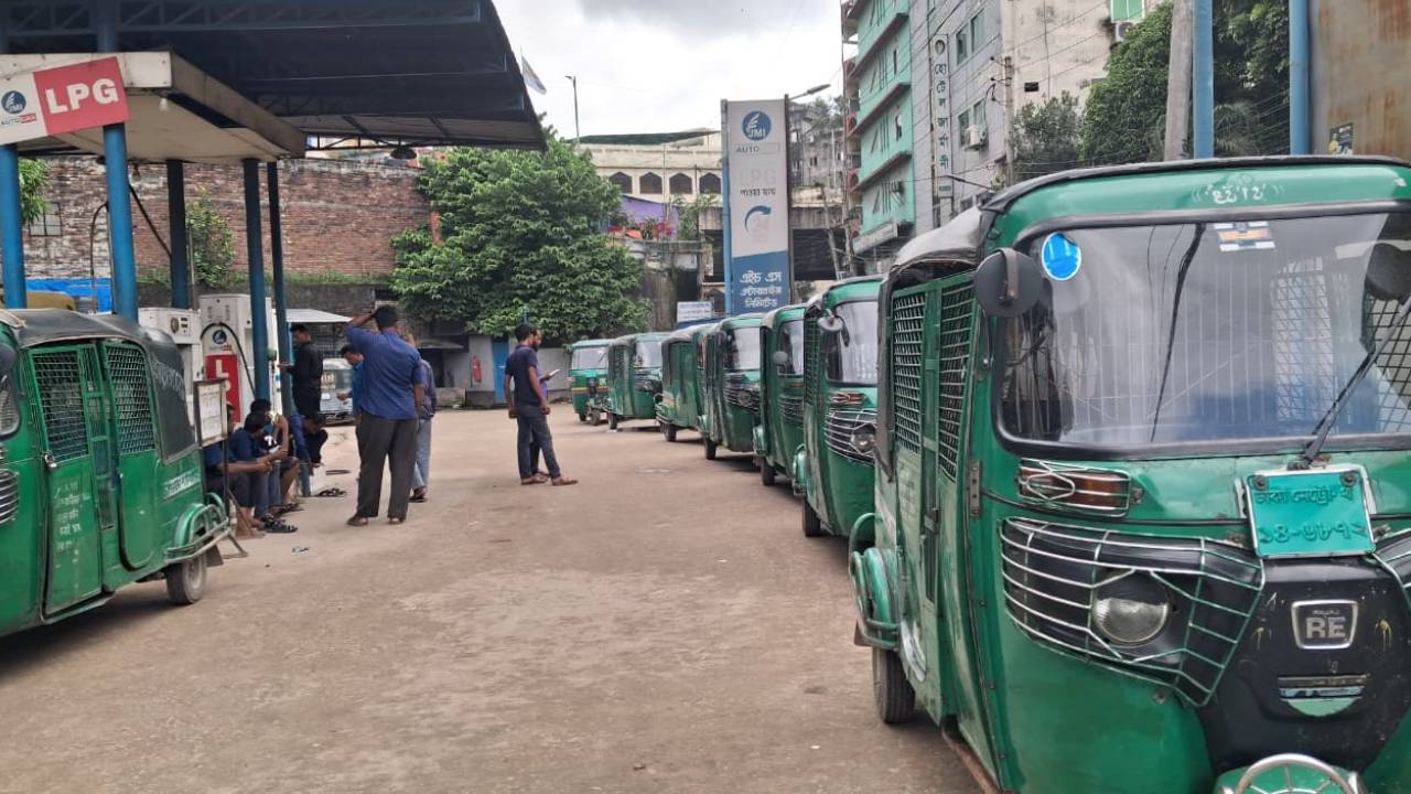 ‘সারারাত অপেক্ষার পর মেলে মাত্র ৫০ টাকার গ্যাস’